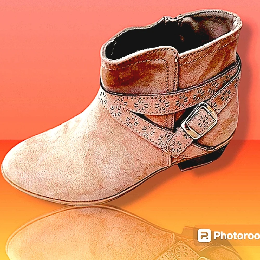 Like New Girls Sz4 Suede Ankle Boots ZipUp Adjst Wrap Strap w Cute Starbursts